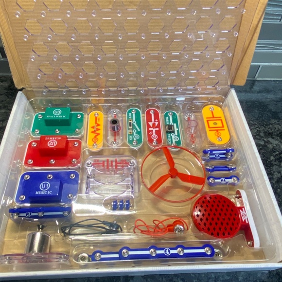 Snap Circuits Jr. SC-100 Electronics Discovery Kit By Elenco - Picture 10 of 11